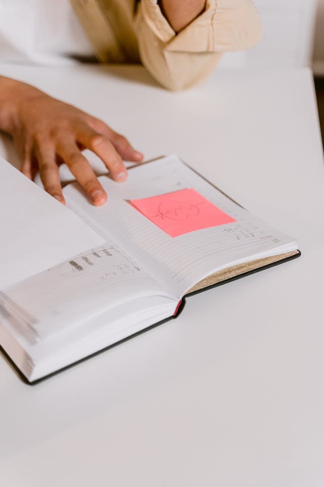 In the world of freelancing, most people think of large-scale projects like website development, content writing, or graphic design when they hear about remote work. However, there’s a hidden gem within the gig economy that’s often overlooked—micro-tasks.