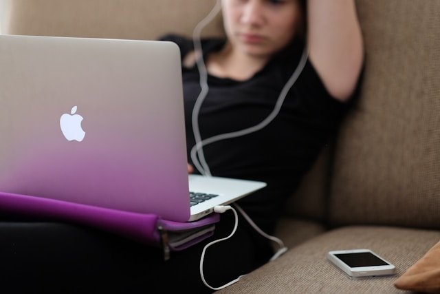 Freelancing offers students the perfect opportunity to gain real-world experience, build their portfolio, and earn extra income while still in school. With flexible hours, the ability to work remotely, and a range of industries to choose from, freelancing can easily fit into a student’s busy schedule.